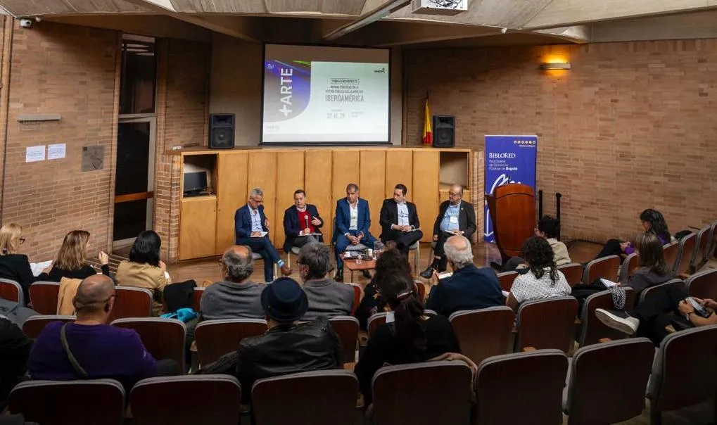 Personas sentadas en un panel